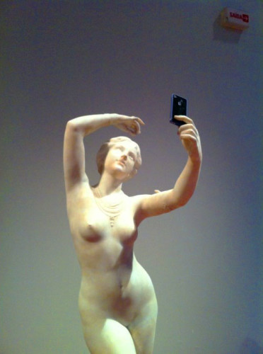statue-selfie
