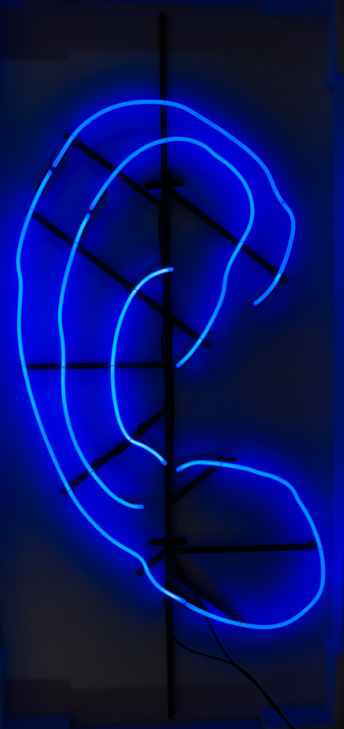 Liliana Moro, Ascolto, 2006, neon blu,cm 180x130, courtesy Collezione Jacorossi, ph Riccardo De Antonis