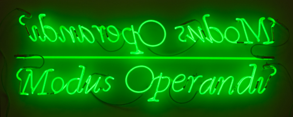 Joseph Kosuth, Modus operandi, 1988, tubo al neon,72x145 cm courtesy Collezione Jacorossi.jpg